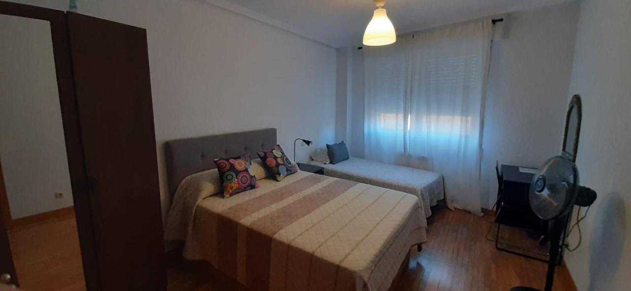 Habitación en casa particular Habitación, Muy Amplia Y Luminosa, Muy Cerca Del Centro A 15 Min En El Metro A Sol Y Gran Vía *