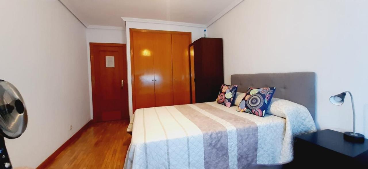Habitación en casa particular Habitación, Muy Amplia Y Luminosa, Muy Cerca Del Centro A 15 Min En El Metro A Sol Y Gran Vía *