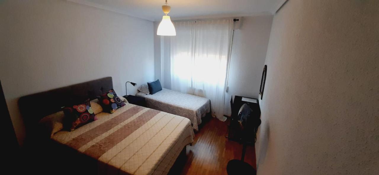 Habitación en casa particular Habitación, Muy Amplia Y Luminosa, Muy Cerca Del Centro A 15 Min En El Metro A Sol Y Gran Vía